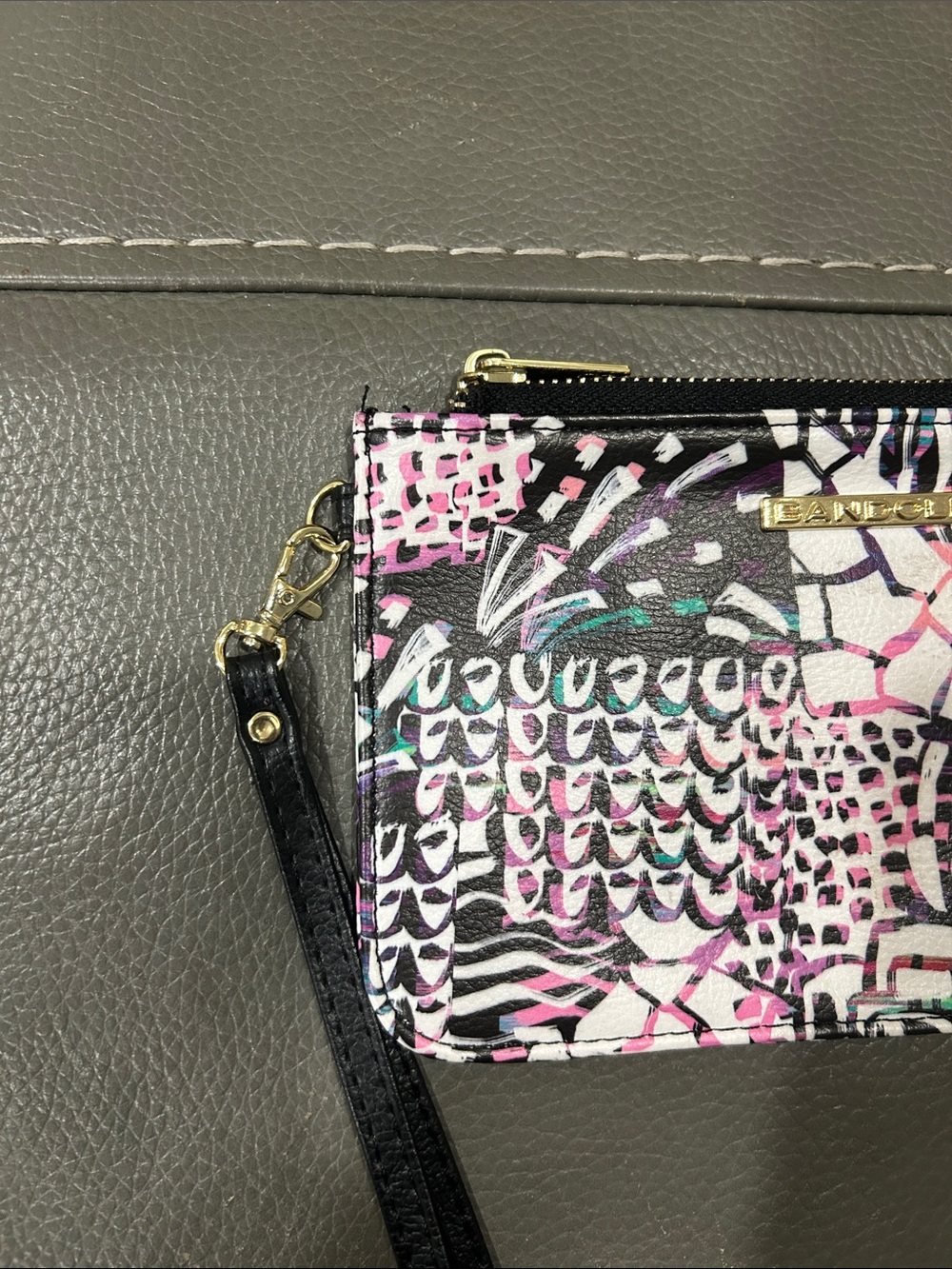 Bandolino multicolor abstract pattern wristlet 8x5” - Picture 4 of 6